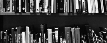Fotografia de estantes cheias de livros em uma biblioteca